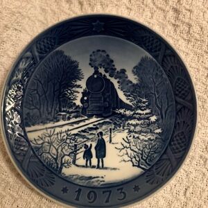 1973 Royal Copenhagen Christmas plate "Going Home for Christmas